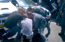 بالفيديو: الشرطة تعتدي بالضرب المبرح على مسّن من عائلة السكسك بيافا بسبب مخالفة سير !